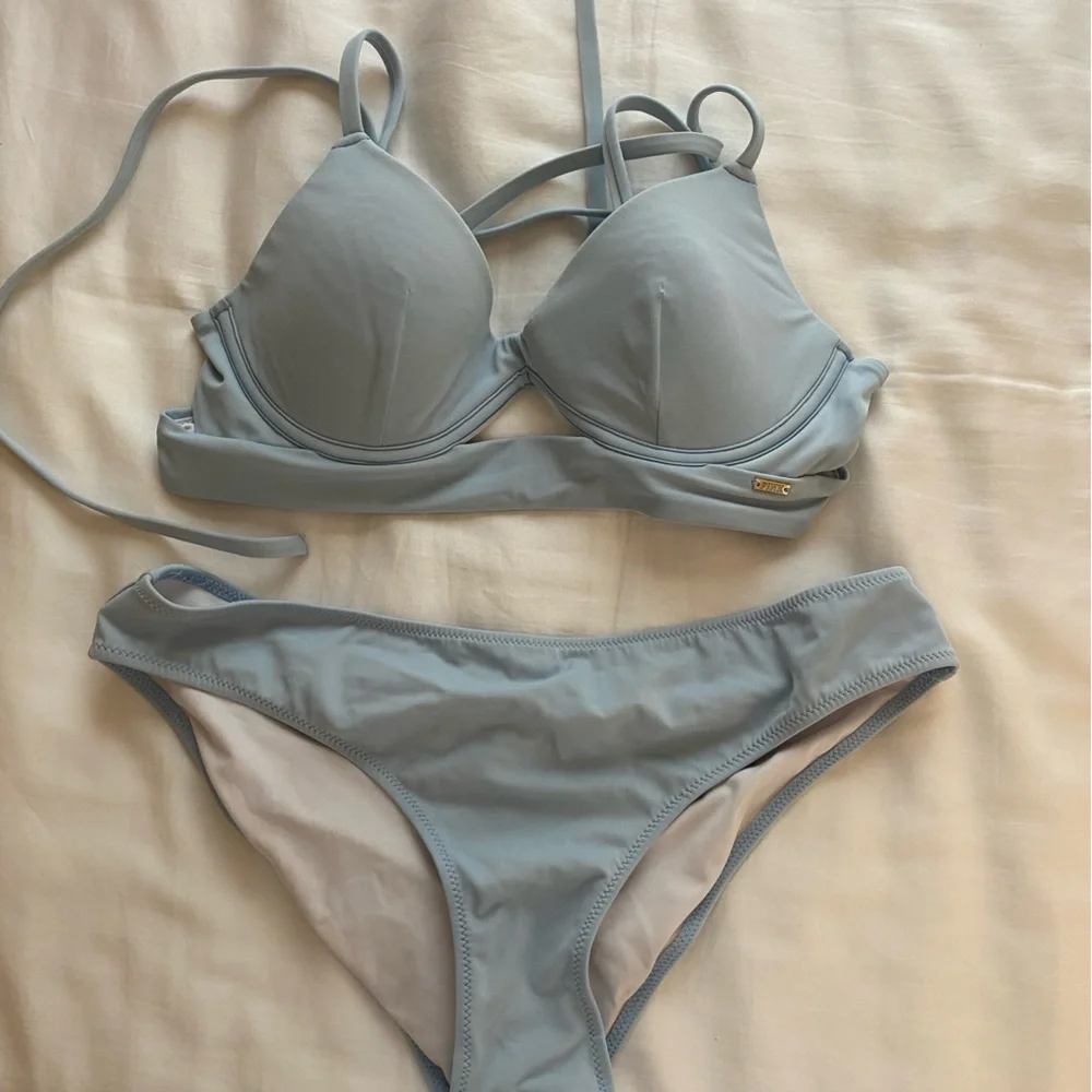 pink bikini - Picture 1 of 3